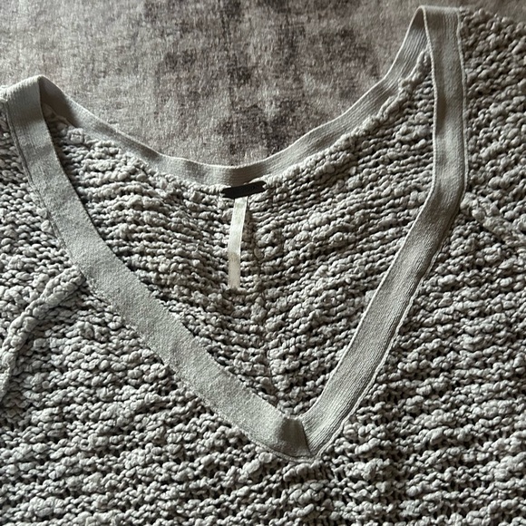 Free People Light Gray Textured Knit V-Neck Sweater Size XS Boho Preppy Bohemian - Picture 10 of 11